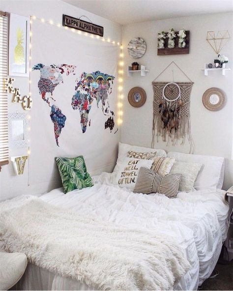 To be honest, the easiest and the most budget-friendly way to transfer your dorm to a chic and cozy place is to add some fairy lights. If you are looking for some inspirations to make your dorm feel home, here are some awesome fairy lights ideas that you should try. Chic Dorm Room, Cute Dorm Ideas, Travel Room Decor, Dorm Room Themes, Dorm Themes, Cute Dorm, Travel Room, Cozy Dorm Room, Dorm Inspiration