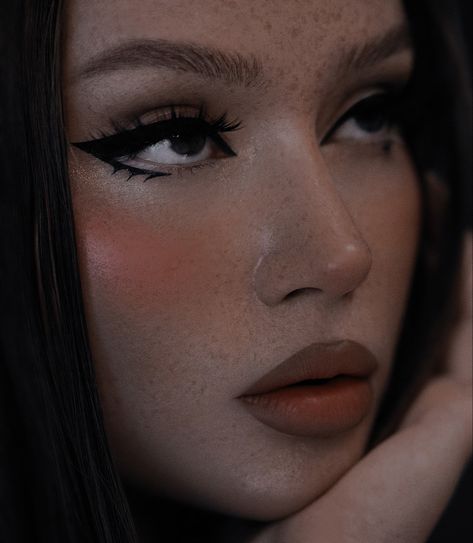 Black Eye Makeup Grunge, Goth Eyeliner Looks, Brown Eye Grunge Makeup, Black Eyeshadow Looks Grunge, Light Goth Makeup Eye, Romantic Gothic Makeup, Soft Grunge Makeup, Alternative Eye Makeup Goth, Goth Eye Makeup