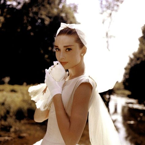 Fifties Wedding Dress, Audrey Hepburn Wedding, Audrey Hepburn Dress, Aubrey Hepburn, Audrey Hepburn Photos, Jean Shrimpton, Dressed In White, Celebrity Bride, Custom Stationary