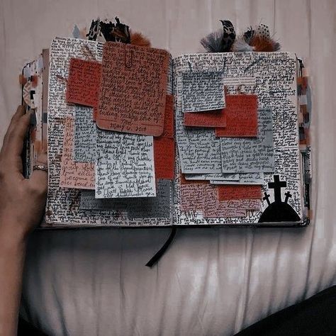 Journal Messy Aesthetic, Messy Journal Aesthetic Grunge, Messy Notebook Aesthetic, Nour Core, Messy Journal Aesthetic, Journals Aesthetic, Messy Journal, Journal Inspiration Writing, Buch Design