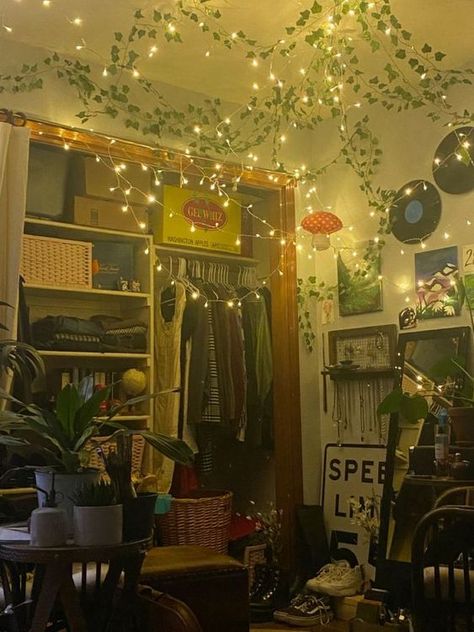 Gamer Room With Plants, Fairy Dorm Room Aesthetic, Pretty Lights For Bedroom, Cozy Wall Mural, Fairy Light Arrangements Bedroom, Small Room Fairycore, Vintage Small Room Ideas, Vines In Bedroom With Fairy Lights, Fairy Room Inspiration