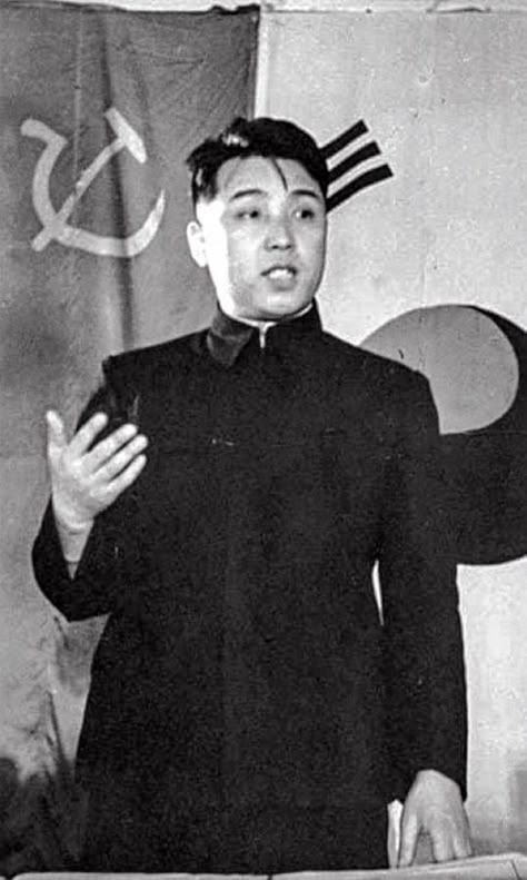 Kim Il-sung Kim Il Sung, Kim Jong Il, Mao Zedong, Communist Propaganda, North Korean, Historical Pictures, North Korea, Rare Photos, China