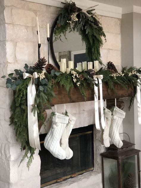 Christmas Mantels Rustic, Christmas Fireplaces, Wonderland Decor, Eco Christmas, Vintage Decorations, Mantel Design, Christmas Farmhouse, Christmas Decor Inspiration, Christmas Mantel Decorations