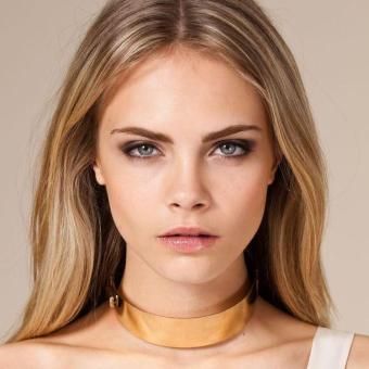 Cara Delevingne English Fashion, Diamond Face Shape, Diamond Face, Victoria Secrets, Gold Choker, Cara Delevingne, Model Photos, Kendall Jenner, Face Shapes