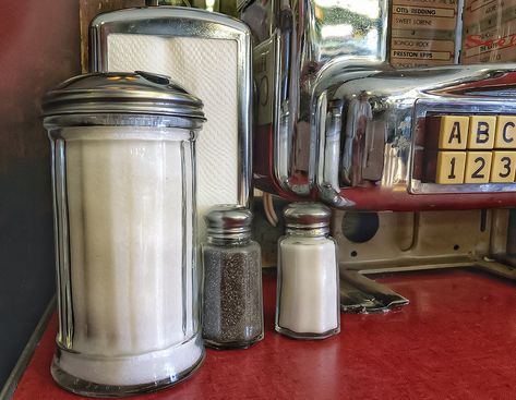 https://flic.kr/p/23jh7BQ | Classic Diner Booth Still Life | Classic Diner Booth Still Life - MacAlpine’s Diner in Phoenix, Arizona, iPhone 8 Plus. The salt, pepper and sugar set-up, napkin dispenser and small juke box in the booth are classic Americana. Vintage Diners 1950s, Diner Booth Aesthetic, American Diner Kitchen Accessories, Diner Booth, Classic American Diner, Corner Booth, Rock Around The Clock, Diner Decor, 50s Diner