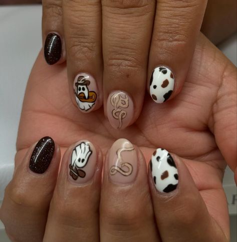 Es como que estás uñas fueron hechas para @rocha_aanne 👻🤠 the cutest little cowboy spooky ghosts over a builder gel overlay 🤎 @beetles_community @beetlesgelpolish #nailtech #nail #nailart #nailsnailsnails #naildesign #naildesigns #nails #halloweennails #spookynails #spookynails👻🎃 #gel #gelnails #gelpolish #gelmanicure #uñasdegel #buildergel #ghostnails #cowboyghost Cowboy Hat Nails, Goth Cowboy, Cowboy Nails, Gel Overlay, Little Cowboy, Builder Gel, Gel Manicure, Beetles, Cowboy Hat