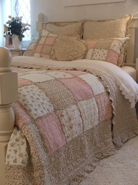 Chic Bedding Ideas, Camera Shabby Chic, Chic Bedrooms, Housing Ideas, White Quilts, Shabby Chic Room, Chic Bedding, Bedding Ideas, Shabby Chic Bedding