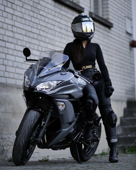 Female Riders Motorcycles, Lady Rider Outfit, Photo With Bike Ideas, Sport Bike Photoshoot Women, Woman On A Motorcycle, Motorcycle Female, Bike Rider Girl, Ride Bike Aesthetic, Moter Cycle Girl