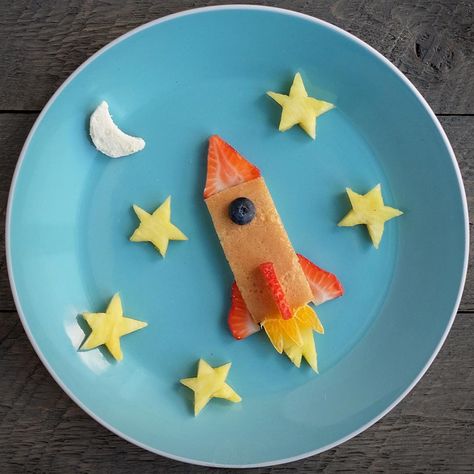 Cute rocket!!! Olive Meals, Food Art For Kids, Creative Kids Snacks, Baby Snacks, Kids Party Food, Cute Snacks, Easy Food Art, Rocket Ship, Fun Kids Food