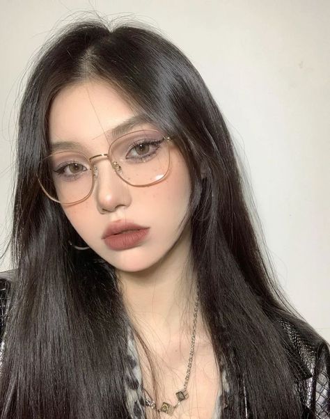 Korean Fashion Glasses, Big Round Glasses Aesthetic, Round Faces Aesthetic, Aesthetic Glasses Frames Korean, Makeup Glasses Everyday, Glasses Frame For Oval Face Shape, Frames For Oval Face Shape Women, Oval Face With Glasses, Glasses For Round Faces Woman Frames