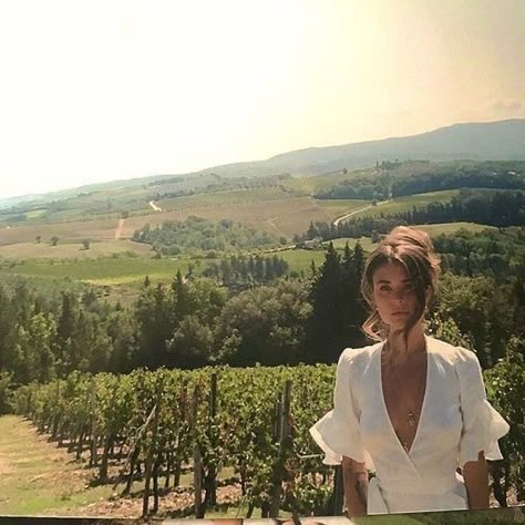 Summer In Italy, Italy Aesthetic, Looks Street Style, French Countryside, Italian Summer, Northern Italy, Old Money Aesthetic, How To Pose, European Summer