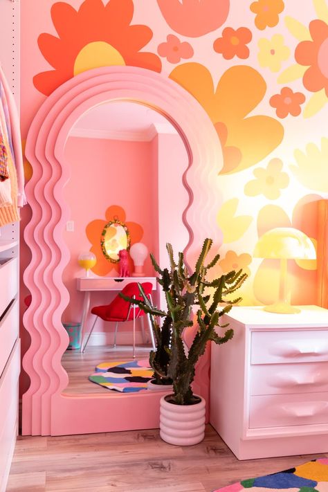 Pink wavy full length mirror in colorful bedroom. Maximalist Pink Bedroom, Groovy Room Ideas, Fun Home Decor Ideas, Pink Disco Room, Colorful Painted Furniture, Pink Retro Room, Art Shop Interior, Groovy Bedroom Aesthetic, Groovy Mirror