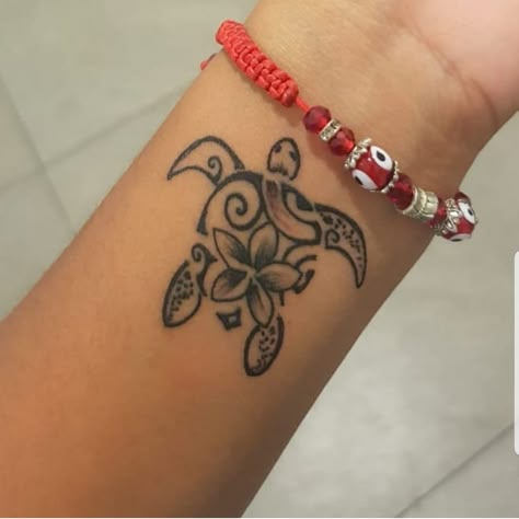 Lil Brother Tattoos, Cute Dainty Tattoos Unique, Hawaii Turtle Tattoo, Pacific Islander Tattoos, Hawaiian Tattoo Ideas, Tropical Tattoo Ideas, Tattoo Ideas Turtle, Turtle Tattoos For Women, Small Hawaiian Tattoo