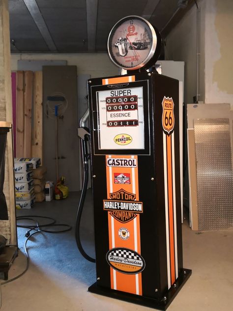 Industrial Antique, Old Gas Pumps, Pompe A Essence, Automotive Furniture, Automotive Decor, Gas Pumps, Service Station, Antique Decor, Pay Phone