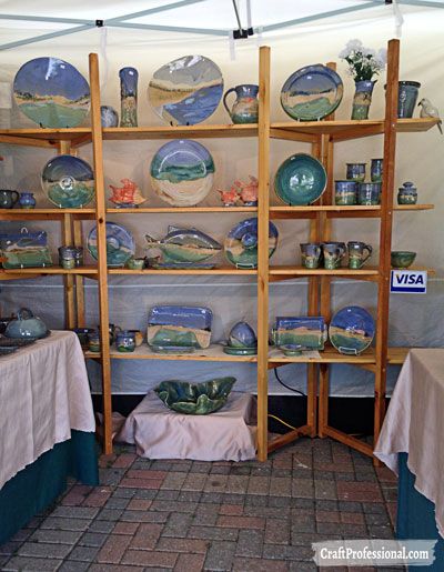 Foldable shelves display handmade pottery. Pottery Stall Display Ideas, Portable Craft Show Display, Vendor Show Display, Pottery Atelier, Creative Booth Design, Portable Shelving, Pottery Booth Display, Clay Display, Foldable Shelves