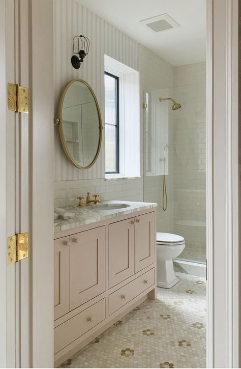 Feminine Bathroom Ideas Master Bath, Modern Blush Bathroom, Girly Modern Bathroom, Bathroom Decor Girly Interior Design, Pastel Bathroom Cabinet, Blush Pink Vanity Bathroom, Traditional Pink Bathroom, Eye For Pretty Bathroom, Blush Master Bath