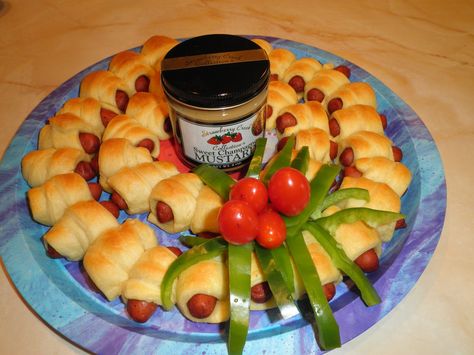 appetizers for parties | Secrets from the Cookie Princess: Mini Crescent Dog Wreath Christmas Rolls Recipe, Crescent Dog Pull Apart Wreath, Crescent Dogs, Summer Party Appetizers, Healthy Superbowl Appetizers, Sweet Chex, Fruit Pizza Bar, Christmas Rolls, Dog Wreath