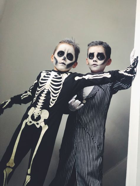 Matching Skeleton Costumes, Family Of Skeletons Costume, Skeleton Family Halloween Costumes, Skeleton Makeup Kids, Skeleton Twins Movie, Costume Skeleton, Mexican Skeleton Costume, Zombie Halloween Makeup, Skeleton Costumes