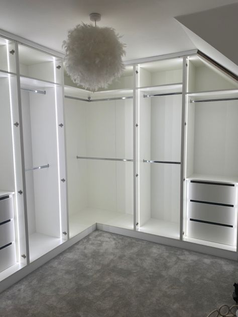 Dressing Room U Shape, Walk In Wardrobe Dressing Room, Dressing Room With Bed, Loft Dressing Room, L Shaped Closet Designs Walk In, L Shape Walk In Closet Ideas, Dressing Room Design L Shape, Dressing L Shape, L Shaped Dressing Room