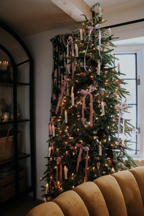 Bow Christmas Tree Aesthetic, Messy Christmas Tree, Ribbon Bows Christmas Tree, Now Christmas Tree, Bows On Christmas Tree Decorating Ideas, Bows On A Christmas Tree, Christmas Floral Installation, Tinsel And Ribbon Christmas Tree, Ribbon Bow Christmas Tree