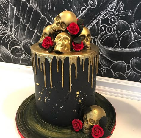 Gothic Cake Ideas Birthday, Gothic Halloween Cake, Gothic Bday Cake, Halloween Cake Ideas For Adults, Haunted Birthday Cake, Halloween Birthday Party For Adults Cake, Skeleton Cake Ideas, Creepy Cake Ideas, Elegant Halloween Cake