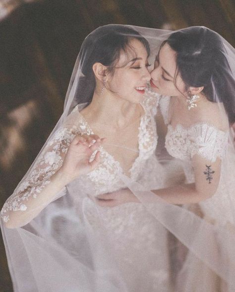 Gl Couple Photo Aesthetic, Gl Wedding, Wlw Wedding Aesthetic, Best Love Wallpaper, Wlw Wedding, Miss Perfect, Woman Loving Woman, Couple Poses Reference, Lgbt Wedding