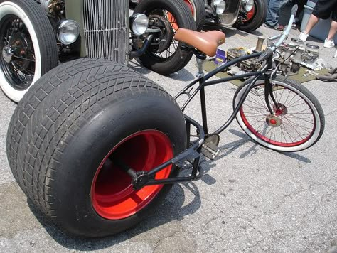 I heard of Big Wheel for kids but damn, Big Wheel for grown azz men! hahahahahahaha! Мотоциклы Harley Davidson, Beach Cruisers, Fat Tire Bikes, Push Bikes, Custom Bicycle, Pedal Power, Big Boy Toys, Boy Toys, Fat Bike