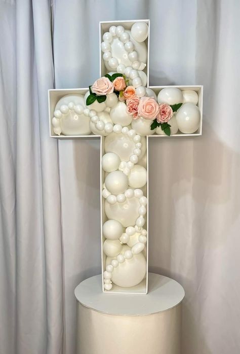 Diy Confirmation Party Ideas, Bautismo Centerpieces, Krizma Decor, Diy Communion Centerpieces, 1st Communion Party Ideas Girl, Diy First Communion Decorations, Communion Ideas Girl, Christening Centerpieces Girl, Confirmation Centerpieces Ideas