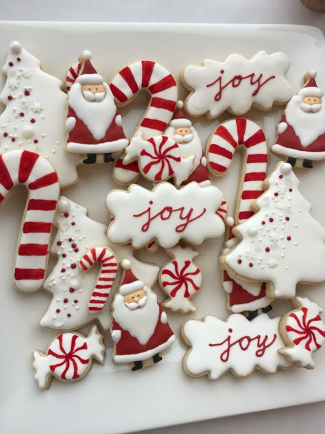 Christmas cookie baking day this year Red And White Food, White Christmas Cookies, Christmas Cookie Designs, Jul Kaka, Santa Cookie, Easy Christmas Cookie Recipes, Red And White Christmas, Christmas Cookies Easy, Santa Cookies