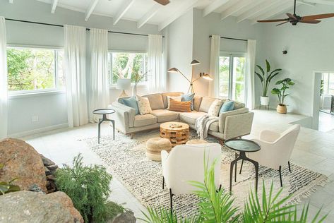 Pastel greens allow you to use more of the color in the living room without the space seeming garish - Decoist Green Beach Living Room, Sea Foam Living Room, Seafoam Living Room, Seafoam Green Living Room, Pastel Green Living Room, Mint Green Living Room Ideas, Pale Green Living Room, Light Green Living Room, Living Room Pastel Colors