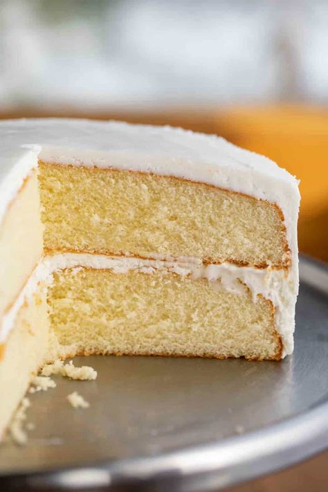 Vanilla Cake is a CLASSIC cake recipe made with vanilla extract and topped with buttercream frosting, ready in under 60 minutes! #cake #vanilla #dessert #buttercream #recipe #moist #homemade #dinnerthendessert Basic Vanilla Cake Recipe, Best Vanilla Cake Recipe, Red Birthday Cake, Homemade Vanilla Cake, Easy Vanilla Cake, Nurse Cake, Easy Vanilla Cake Recipe, Resipi Kek, Kek Lapis