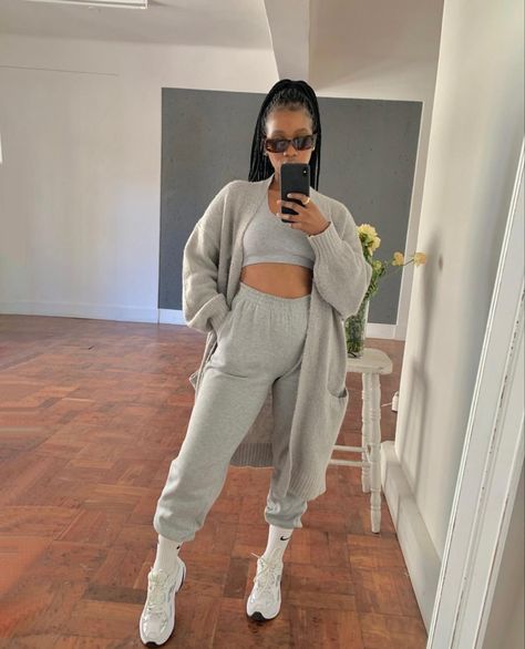 Outfits With Grey Cardigan, Grey Tracksuit, Airport Fits, Black White Outfit, Grey Sweats, Comfortable Outfit, Tomboy Style Outfits, Grey Outfit, Cardigan Outfits