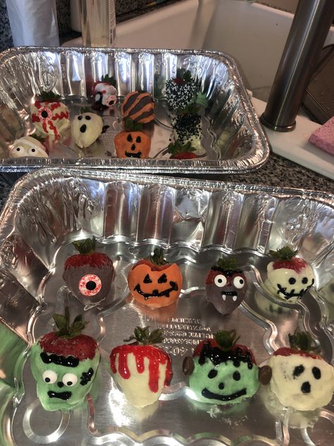 Spooky Picnic Ideas, Halloween Picnic Ideas, Spooky Picnic, Halloween Strawberries, Halloween Picnic, Slasher Summer, Romantic Diy Gifts, Halloween Sleepover, Fall Board