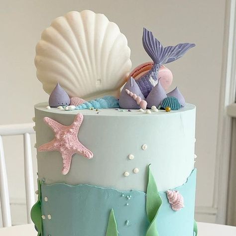 Crumbs Cake Studio on Instagram: "Another day, another mermaid cake✨🧜‍♀️🌊" Minimalist Mermaid Cake, Shark And Mermaid Cake, Shark And Mermaid, Mermaid Birthday Party Decorations, Mermaid Theme Birthday Party, Cake Studio, 28th Birthday, Kids Birthday Themes, Mermaid Theme Birthday