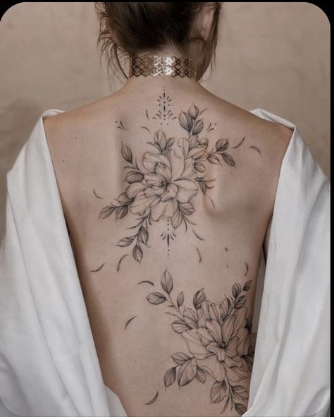 Medium Sized Tattoos For Women, Back Floral Tattoo, Floral Spine Tattoo, Feminine Back Tattoos, Floral Back Tattoos, Tato Minimal, Back Piece Tattoo, Flower Tattoo Back, Petite Tattoos