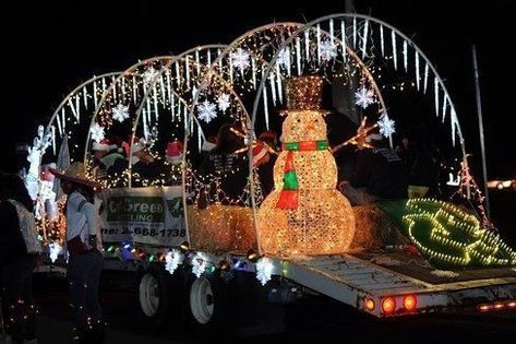 Christmas Floats Parade Ideas, Christmas Parade Float Ideas, Holiday Parade Floats, Wagon Floats, Parade Float Diy, Christmas Floats, Parade Float Ideas, Parade Float Decorations, Christmas Parade Floats