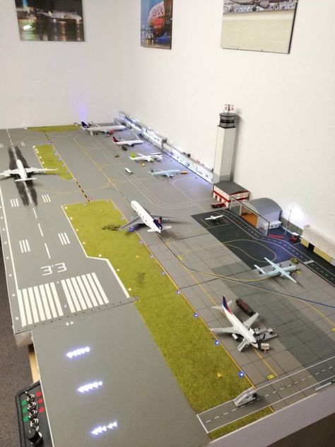 Diy Airport, Plane Room, Model Airplanes Display, Airport Layout, Aviation Room, Model Trains Ho Scale, Model Aeroplanes, Airplane Activities, Transportation Room