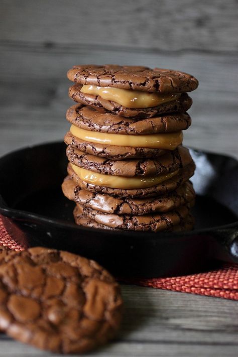 Dulce de Leche Filled Brownie Sandwich Cookies {mind-over-batter.com} #Cookieweek Brownie Sandwich, Butter Crunch Cookies, Cookie Swap Recipes, Sandwiches Recipes, Cookie Sandwich, Peanut Butter And Chocolate, Caramel Brownies, Cookie Swap, Meringue Cookies