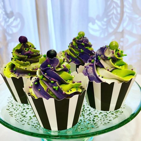 Beetlejuice Cupcakes, Hay Bale Art, Halloween Food Cupcakes, Lady Decluttered, Sweet And Spooky, Halloween Themed Birthday Party, Green Cupcakes, Chocolate Mayonnaise Cake, Cake Machine