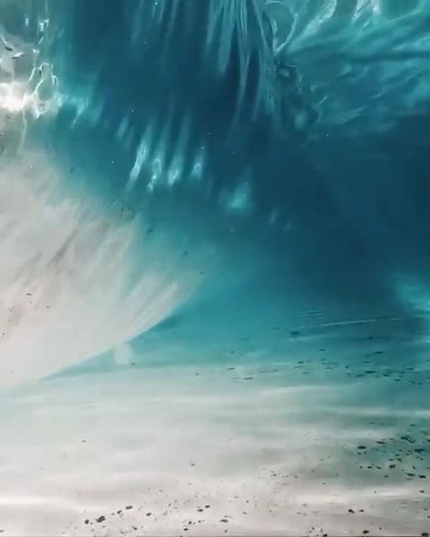 BEACH PHOTOGRAPHY (VIDEO) crystal clear ocean wave, rolling surf, clear clear ocean water...what it's like under the water. Film Sequence, Mar Video, Under Water Photography, On Beach Photography, Waves Video, Underwater Aesthetic, Clear Ocean Water, Clear Ocean, Photography Board