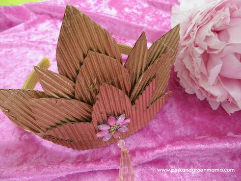 How to make a tiara from a coffee sleeve Woodland Fairy Crown, Knit Crown, Fabric Crown, Crown Crafts, Fairy Crown, Diy Crown, Princess Diy, Paper Crowns, Coffee Sleeve