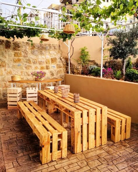 40 Simple Wood Pallet Table Plans and Ideas to DIY - Blitsy Pallet Table Wedding, Pallet Dining Table And Chairs, Palette Picnic Table, Pallet Chairs Outdoor, Wood Pallet Patio Furniture, Pallet Patio Table, Pallet Table Outdoor, Pallet Projects Outdoor, Bench Pallet