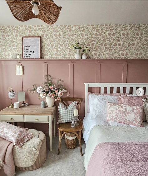 Bedside Table Decor Ideas, English Cottage Bedroom, Pink Dorm Rooms, Bedside Table Decor, Colorful Bedroom, Big Girl Bedrooms, Table Decor Ideas, Cottage Bedroom, Toddler Rooms