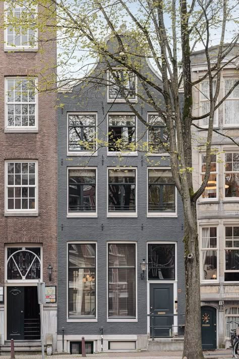 A Luxurious Apartment in an Amsterdam Canal House 30 Amsterdam Houses Interior, Amsterdam Apartment Interiors, Canal House Amsterdam, Amsterdam Living, Amsterdam Pictures, Amsterdam Interior, Life In Amsterdam, Cottage Loft, Terrace Houses