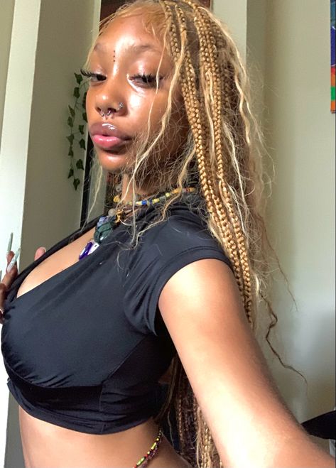 Sza Braids Hairstyles, Black And Blonde Braids With Beads, Black Woman With Blonde Hair, Sza Hair Inspired, Black Girls With Blonde Braids, Color 4 Braids, Ways To Style Knotless Box Braids, Braid Inspo For Black Women, Black And Blonde Braids