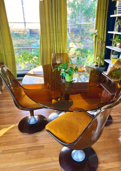 00s House Decor, 70s Furniture Sofas, 70s Glam Bedroom, 70s Entryway, Retro Dining Room Ideas, Funky Dining Table, Eccentric Home Decor, 70s Kitchen Aesthetic, 70s Home Aesthetic