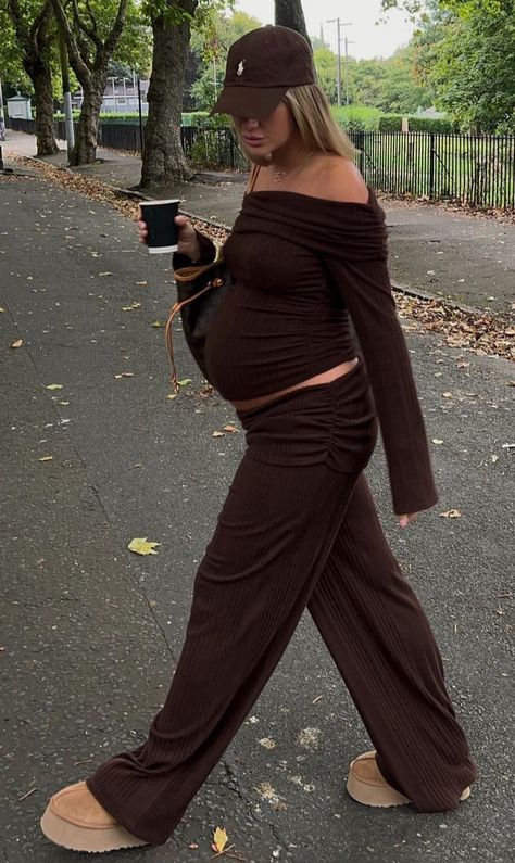 Pregnant Y2k Outfits, Pregnant Cargo Pants Outfit, Pregnant Snow Pictures, Pregnant Baggy Outfits, New Years Eve Outfit Pregnant, Pregnant Winter Outfits Black Women, 2000s Maternity Outfits, Maternity Outfits Street Styles, Indie Maternity Outfits