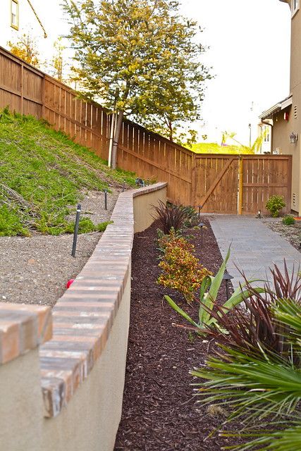 Retaining Wall Bricks, Stucco Wall, Retaining Wall Design, Garden Retaining Wall, Small Yard Landscaping, Concrete Retaining Walls, Landscaping Retaining Walls, Cozy Backyard, Sloped Garden