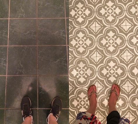 Can You Change the Color of Tile Without Replacing It? - Designing Idea Diy Tile Painting, Tile Painting Ideas, Tile Painting, Diy Fails, Painting Tile Floors, Diy Home Projects, Painting Ceramic Tiles, Diy Tile, Ceramic Floor Tiles