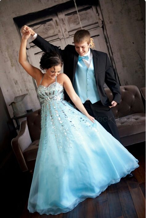 Prom Dress Light Blue, Blue Long Prom Dresses, Country Prom, Couple Prom, Homecoming Poses, Prom Pictures Couples, Prom Picture Poses, Homecoming Pictures, Prom Photoshoot